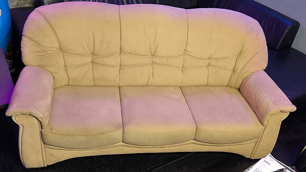 Sofas: Canapé 3 places (2x) + 1 pouf en daim – Gebraucht aus Puidoux von Opela 3