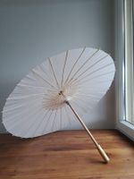 Schöner weisser Papierschirm