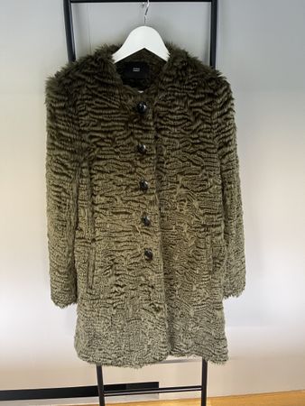 Eleganter Kurzmantel von Steffen Schraut mit Kunstfell