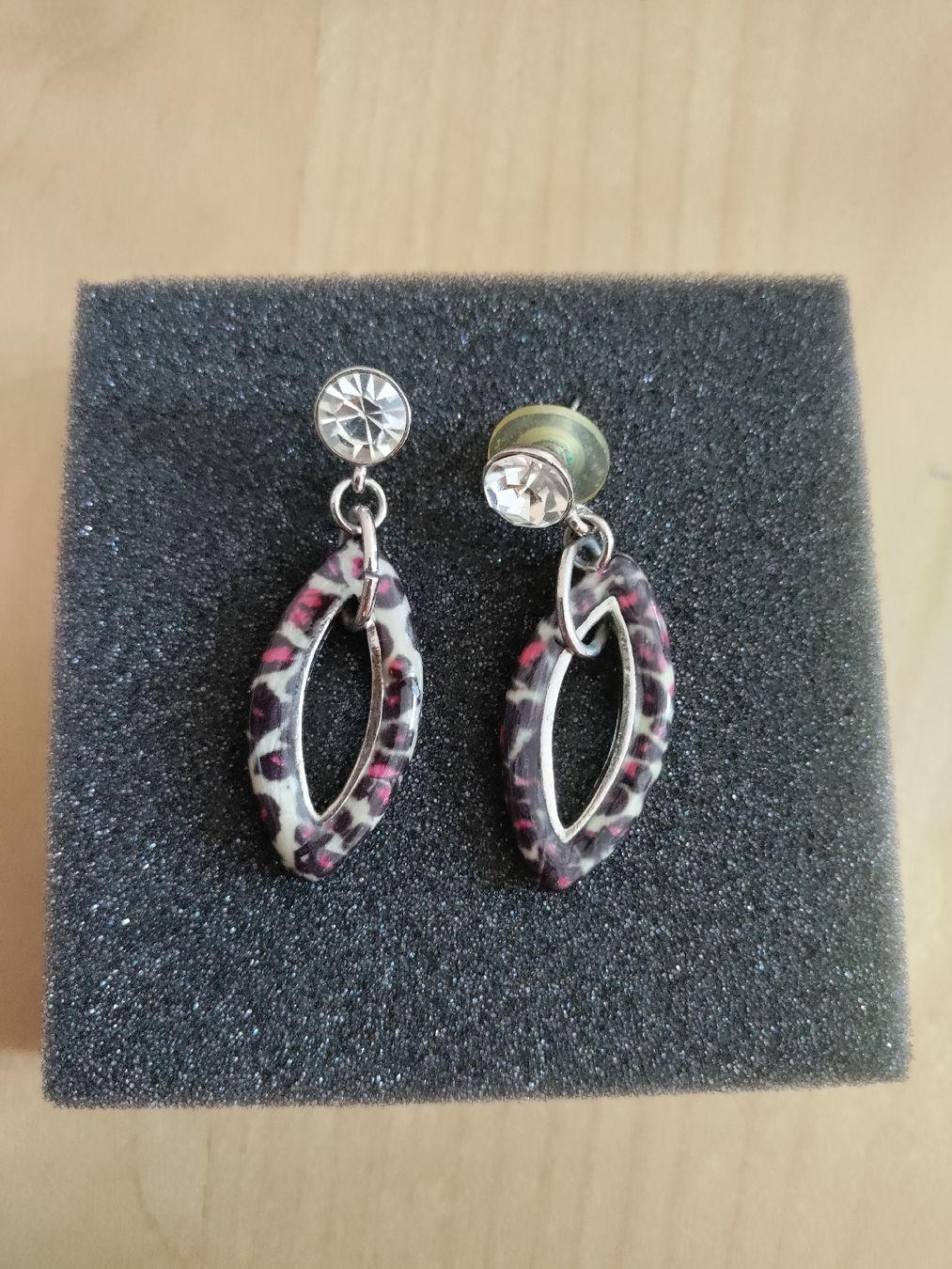 Boucles d'oreille: Schicker Ohrstecker  in Leo-Optik – Neuf (Voir description) à Volketswil par verwal