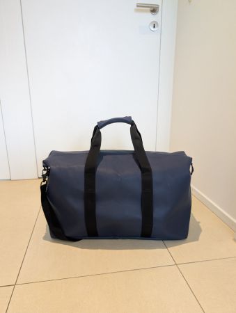 Dunkelblaue Weekender Tasche von Rains (NP 89.-)