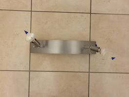 ZWEISTRAHLIGE METALLENE DECKENLAMPE