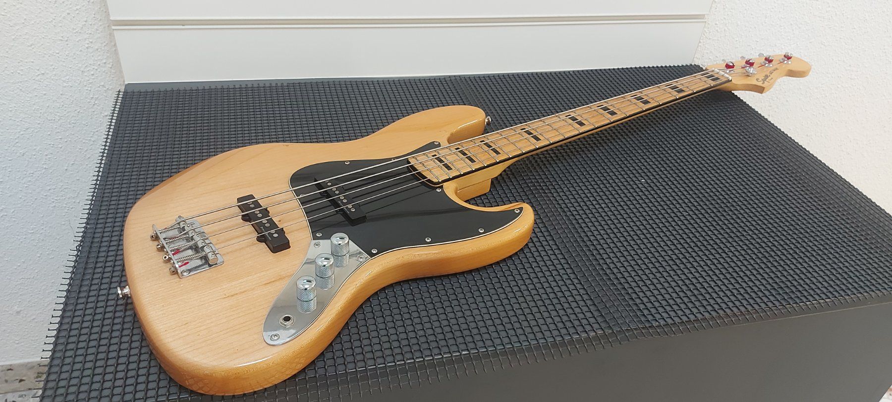 Squier Musikinstrumente: Fender Squier Jazz bass gutem zustand – Gebraucht aus Glattbrugg von Swissmusik 4