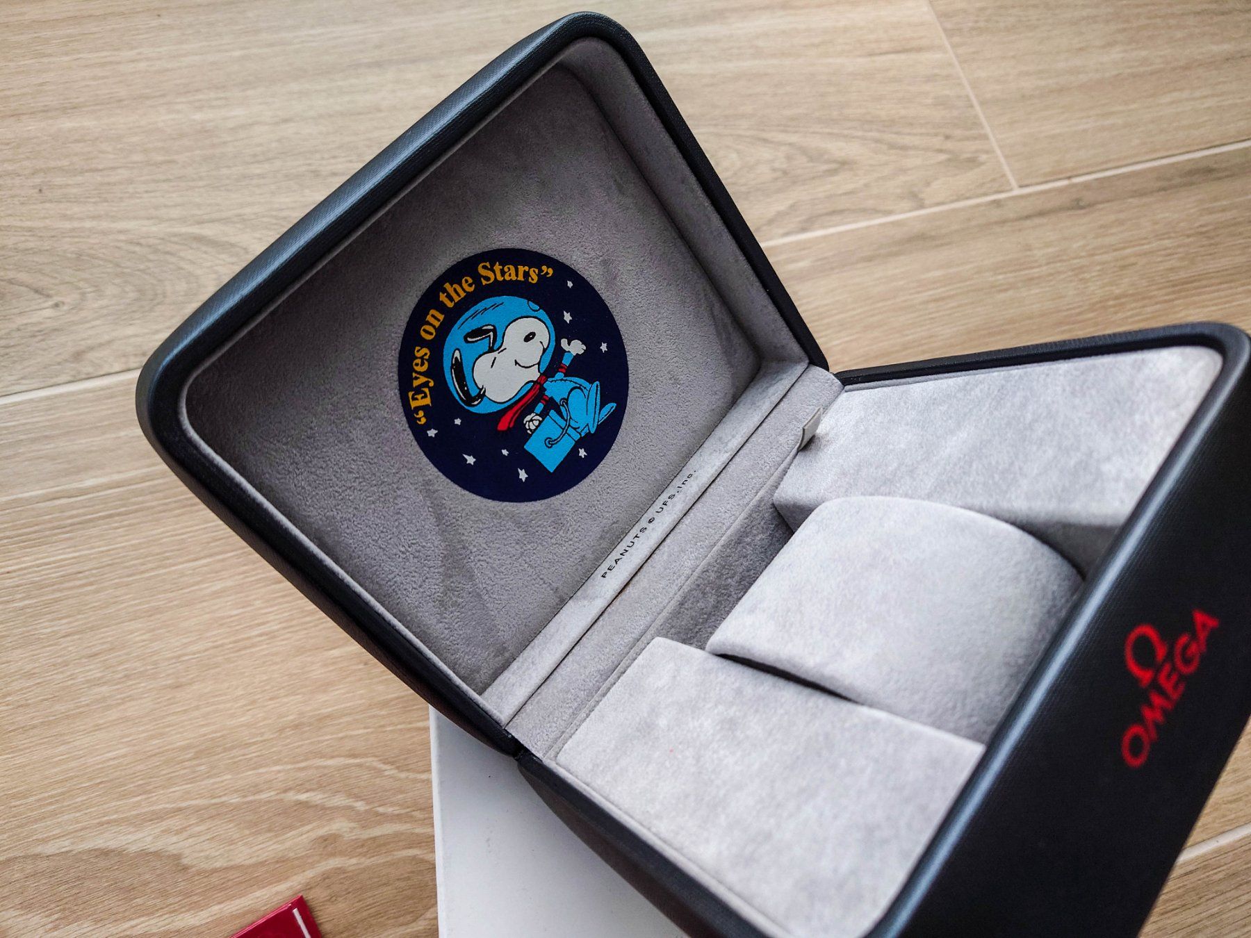 Omega Scatole porta orologi: Omega Speedmaster Snoopy Limited Edition box – Usato da Epalinges venduto da bracelet123 5