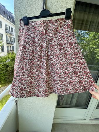 Hübscher Jupe mit Rosenmuster