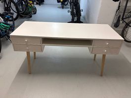 Pult aus Holz gratis abzugeben