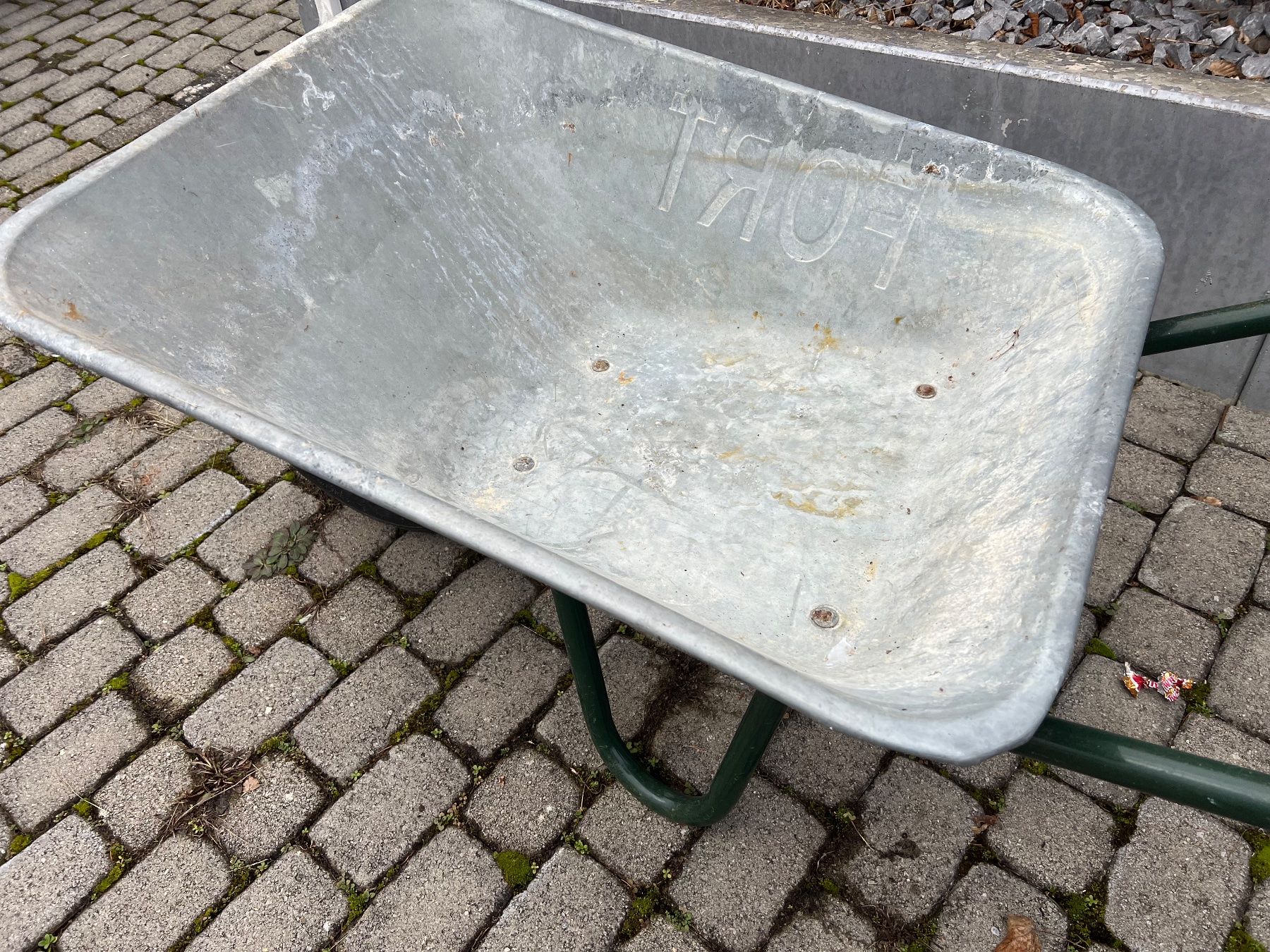 Schubkarren: Robuste Schubkarre für den Garten – Gebraucht aus Olten von  3
