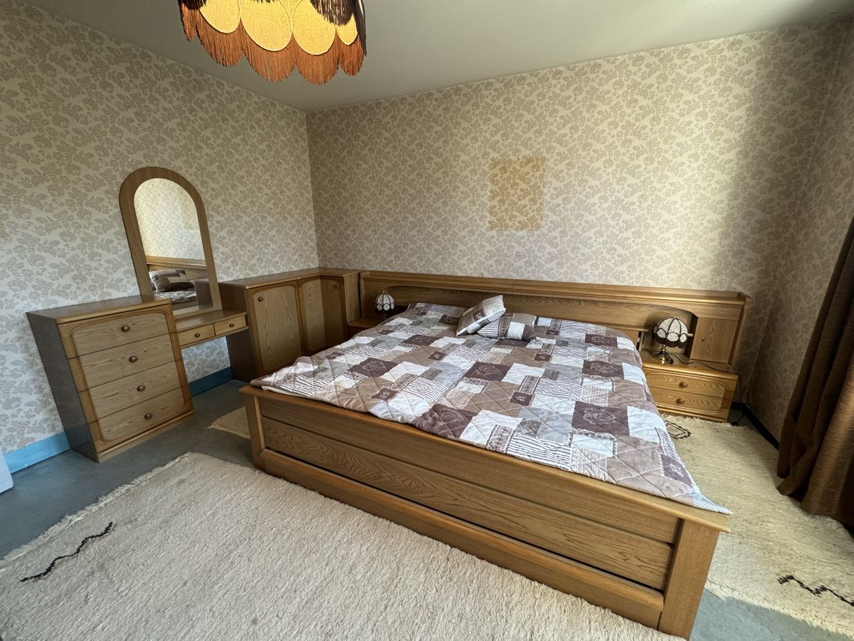 Betten: Ensemble de chambre à coucher avec commode latérale  – Gebraucht aus Courrendlin von bur_twg6