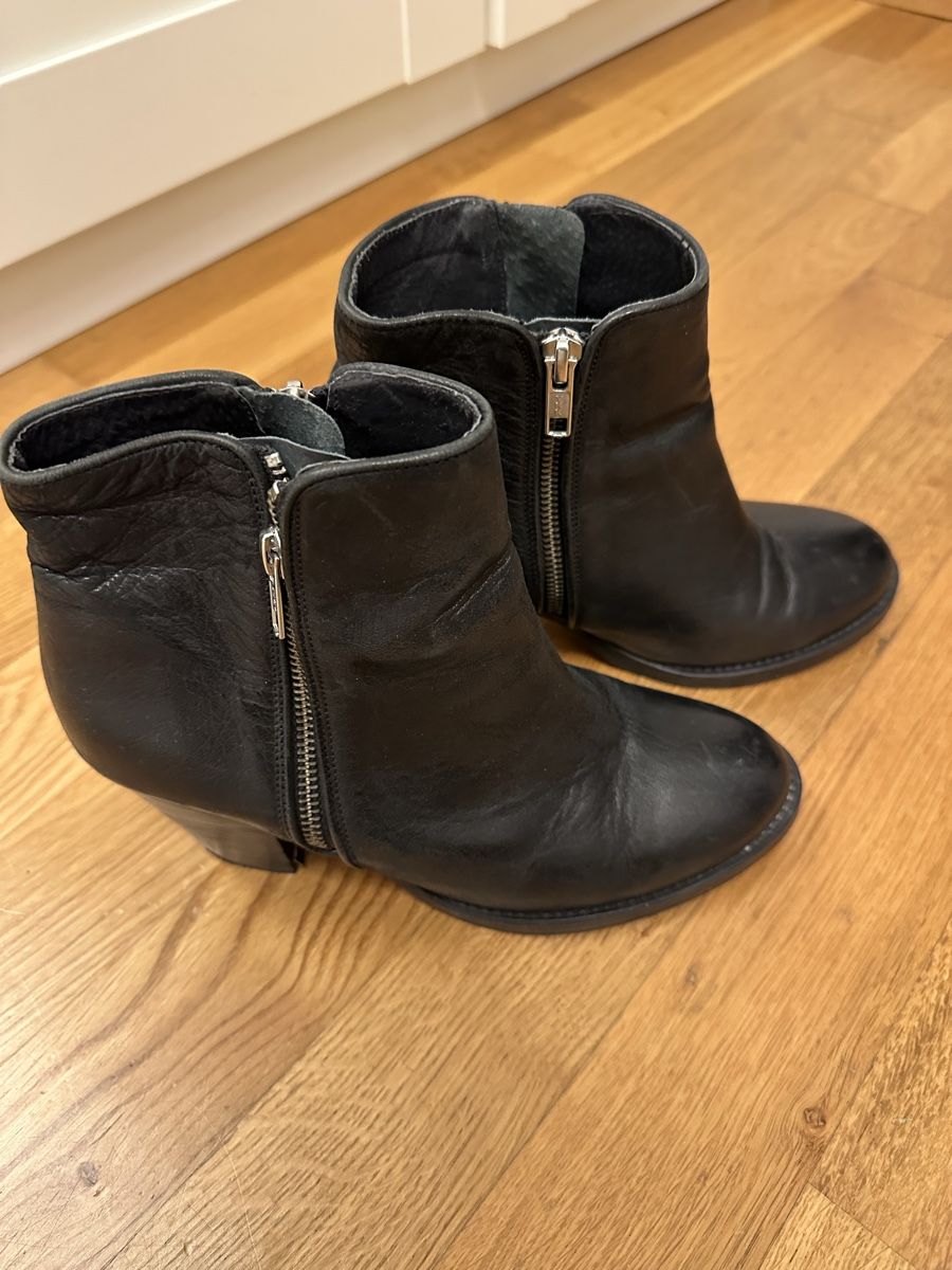 Jonak Scarpe da donna: Stiefeletten schwarz Gr 39 – Usato da Sevelen venduto da mar_gq8k