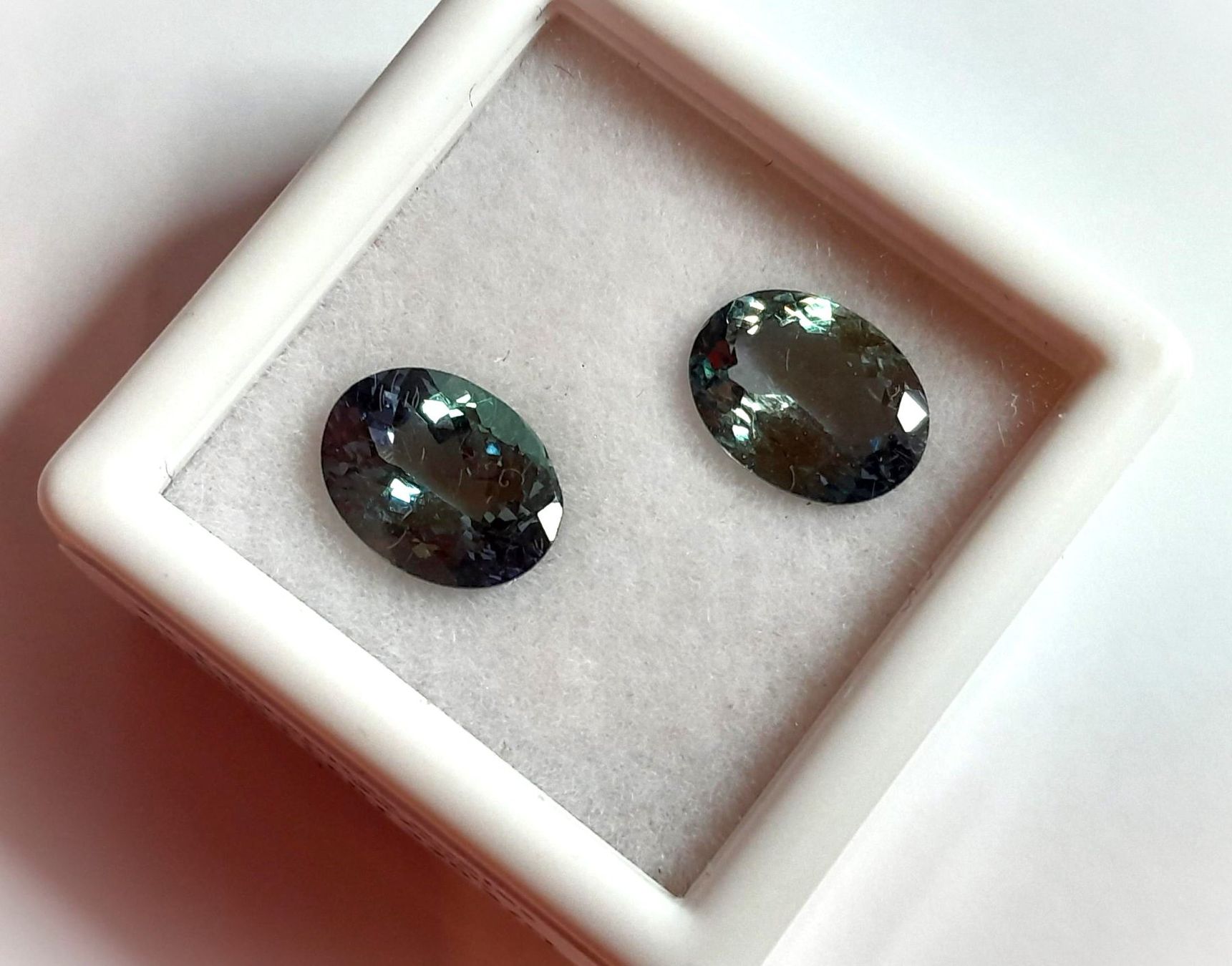 Pietre preziose: 2x Tanzanites 2.32 ct - CERTIFICAT 665.- Fr. – Nuovo (secondo la descrizione) da Grimisuat venduto da Valgem 2