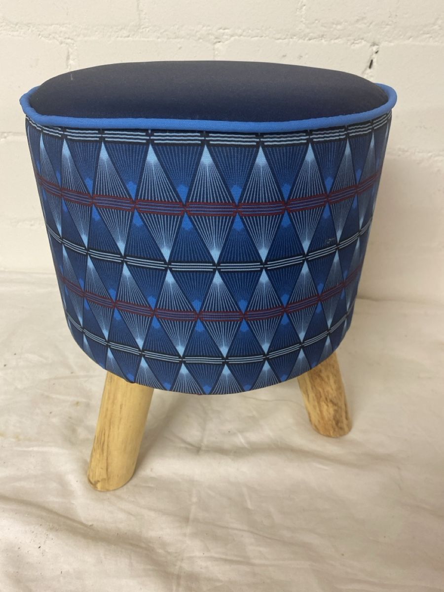 Sgabelli: 2 . Stylischer Hocker mit Holzfüssen – Usato da sursee venduto da trilli-tralli 4