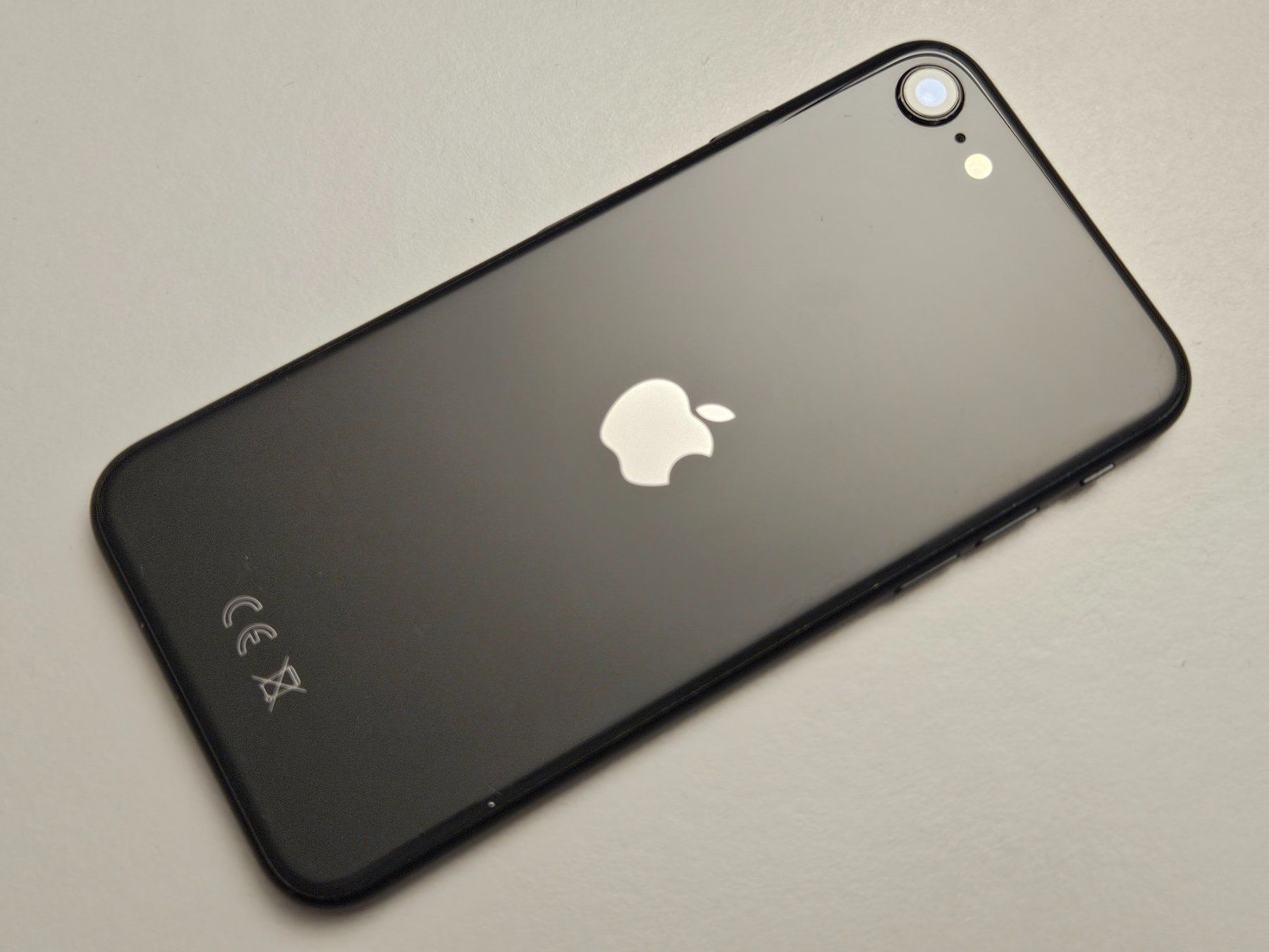 Apple Handys / Smartphones: iPhone SE / Black / 128GB inkl. Eiger Schutzhülle – Gebraucht aus Hinwil von 97 8