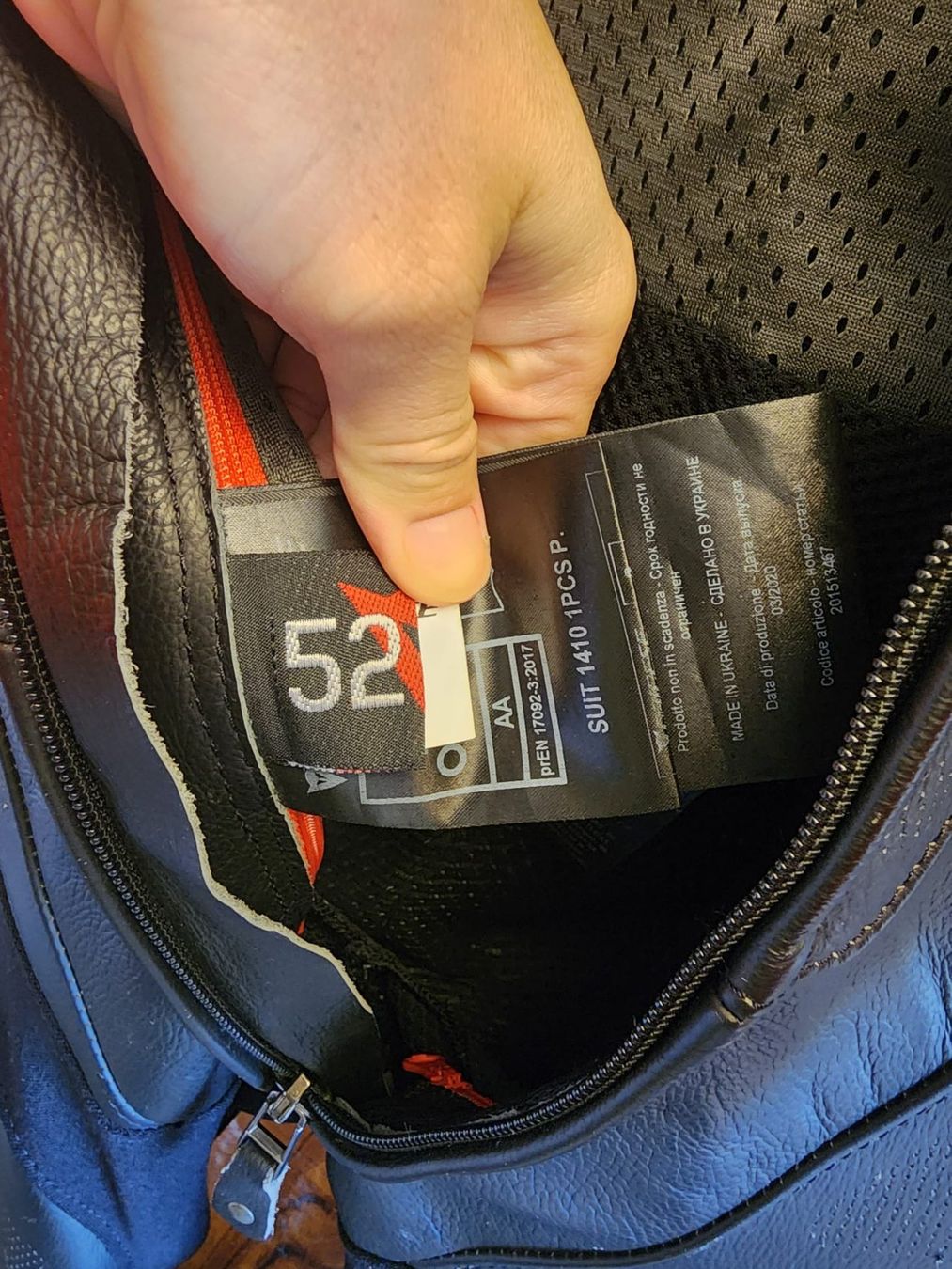Dainese Costumes, combinaisons de sport et fonctionnelles: Dainese Laguna Seca 5 Einteiler Gr. 52 – D'occasion à Kaiserstuhl AG par ksu_2pww 3