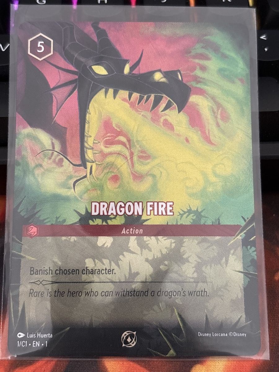 Disney Carte collezionabili: Lorcana Dragon Fire Promo Challenger – Nuovo e nell'imballaggio originale da Massagno venduto da pokecoach