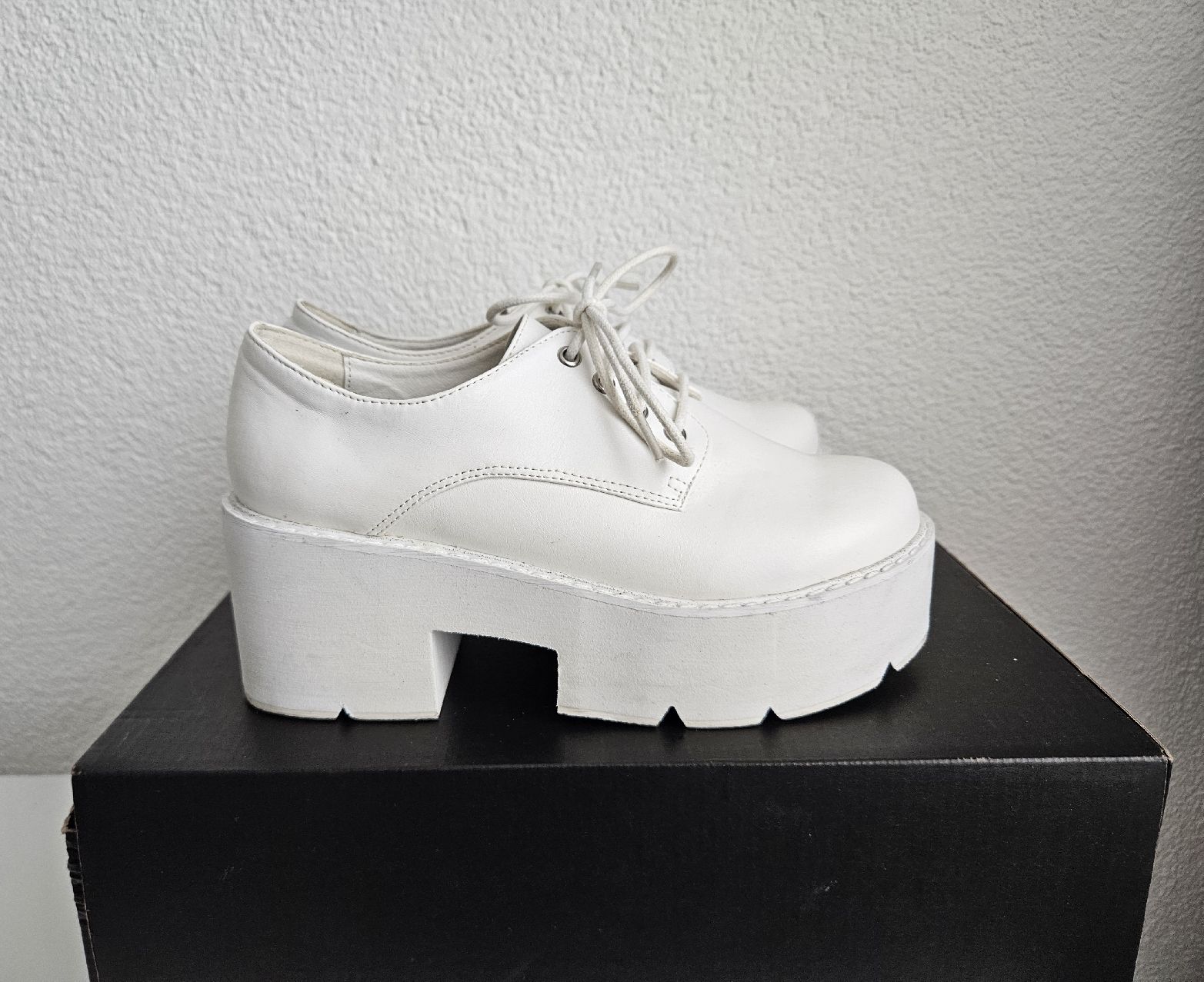 Asos Damenschuhe: Weisse Plateauschuhe, Grösse 35 – Gebraucht aus Schlieren von lej_86