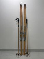 Ski (Nr. 21), Deko Holzski von ca. 1960 mit Stöcken