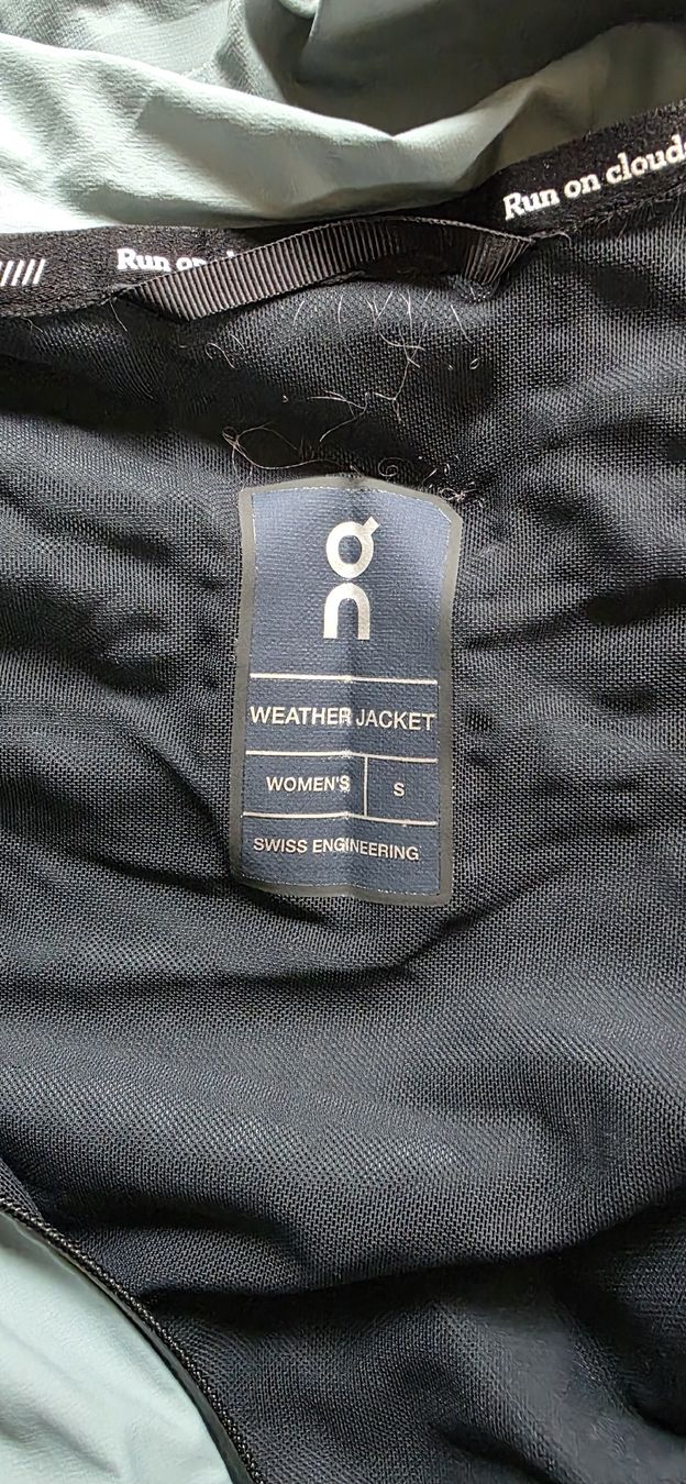 Jacken: ON Running Wetterjacke Damen S – Gebraucht aus Kägiswil von crayon12 2