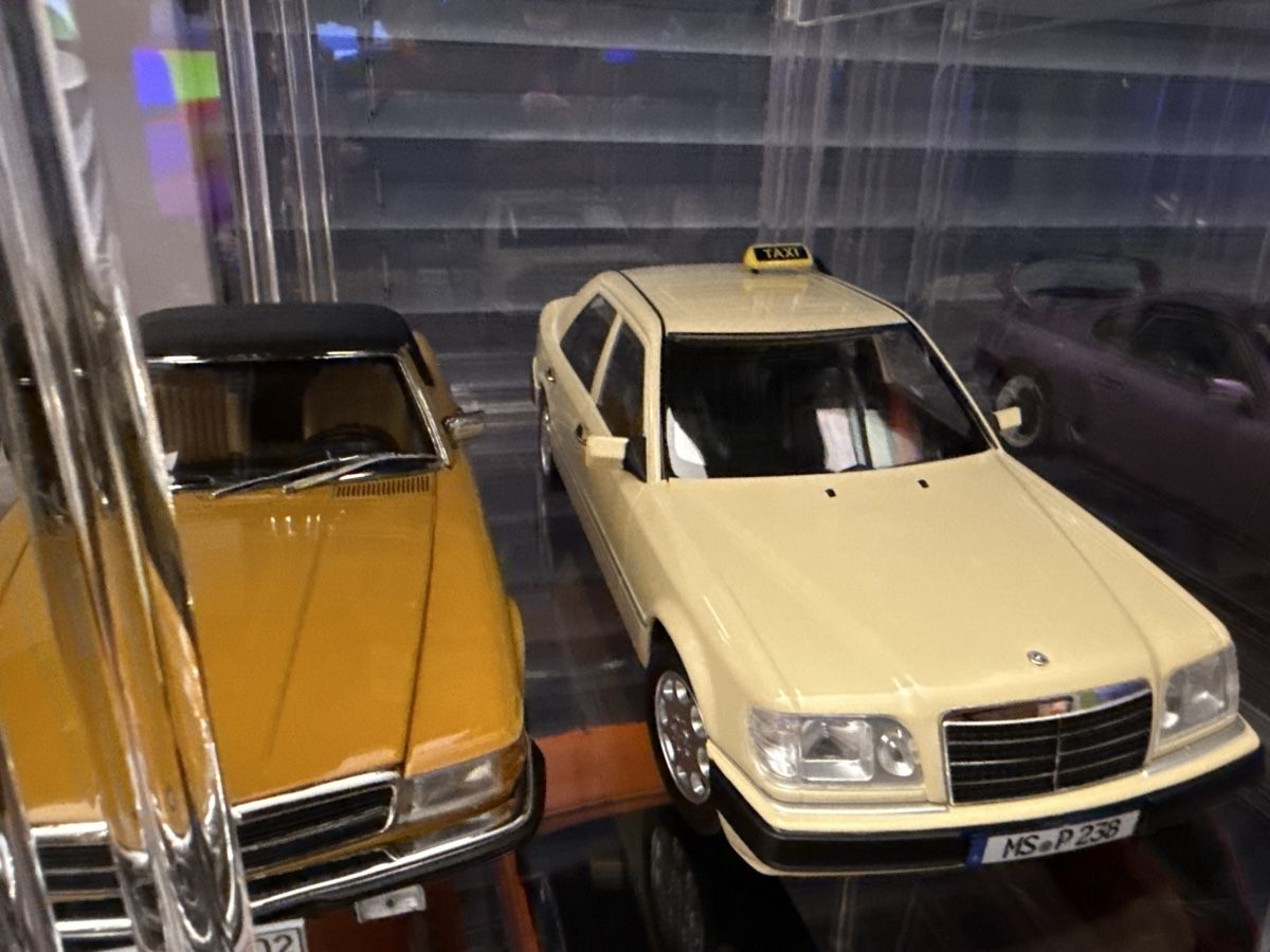 Mercedes-Benz Modellautos:  Mercedes E320 Taxi 1:18 – Neu (gemäss Beschreibung) aus Basel von Zomeg 9