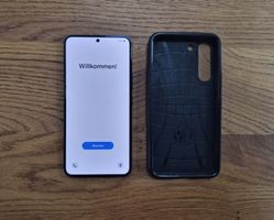 Smartphone Samsung Galaxy S22 schwarz mit Schutzhülle