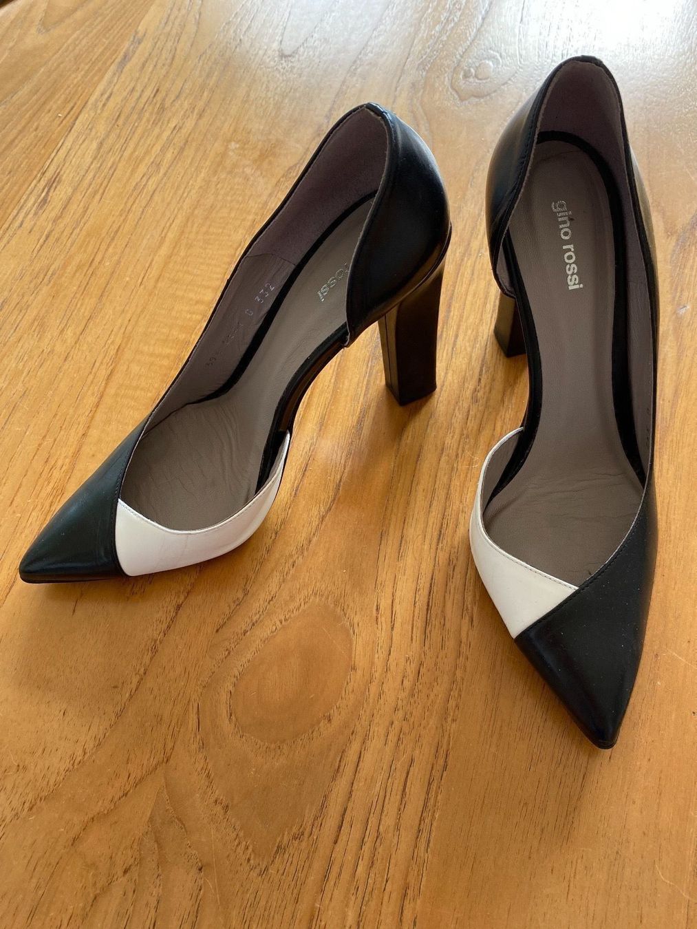 Damenschuhe: Gino Rossi Pumps in Schwarz/Weiss – Gebraucht aus Zürich von Grothschild 1