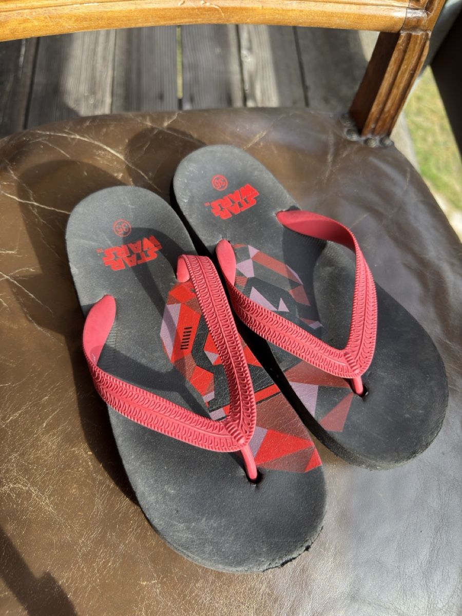 Herrenschuhe: Star Wars Flip Flops black red size 35 – Gebraucht aus Sion von sof_97f5 1