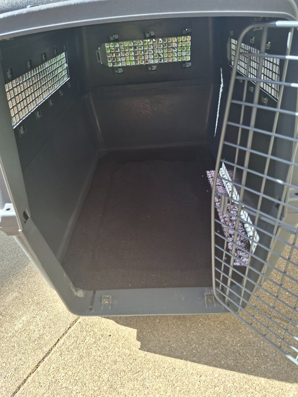 Käfige, Transport & Sicherheit: Hundetransportbox grau guter Zustand – Gebraucht aus Sissach von ein_kh55