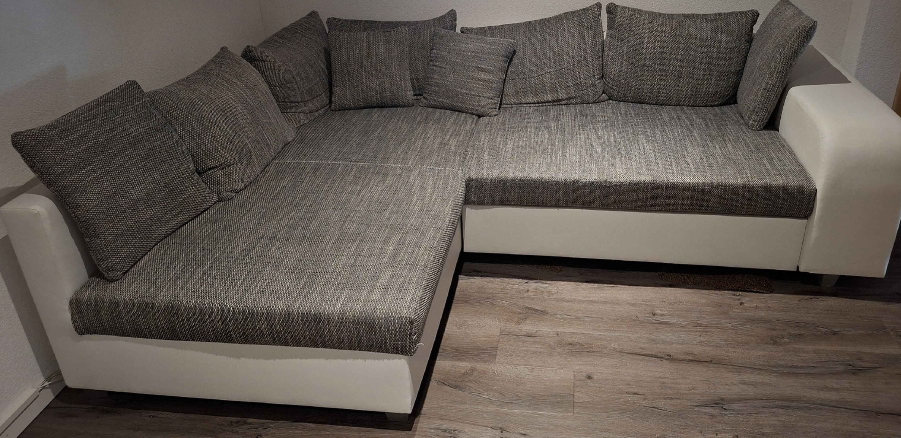 Sofas: Ecksofa grau weiss Stoff Lederoptik – Gebraucht aus Eriswil von mon_6rjz