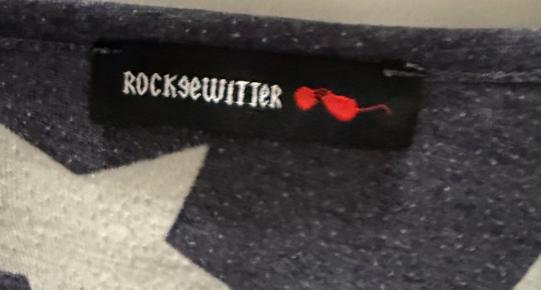 Maglioni & Felpe: Langarmshirt mit Sternen von Rockgewitter – Usato da Hunzenschwil venduto da Reche71 2