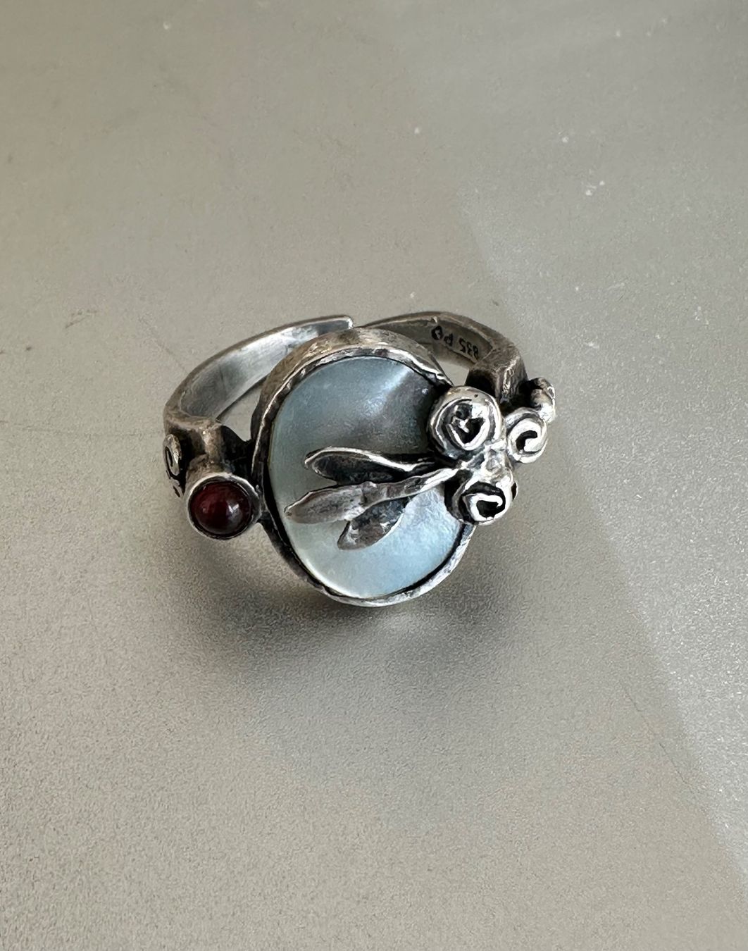 Anelli: Vintage Silber Ring, mit Perlmutt & Granat, Perli: 56-57 – Usato da Onex venduto da Antiqueshow 1