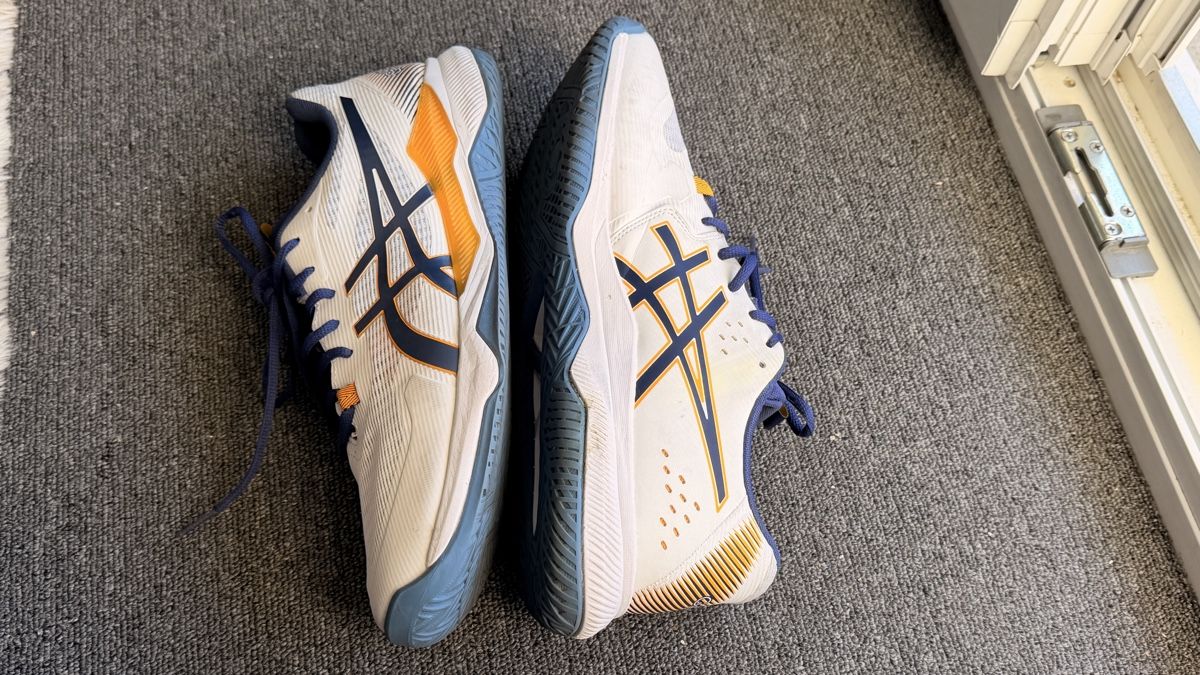 Asics Scarpe da uomo: Asics Gel-Tactic blanches et bleues, taille 43  – Usato da Bulle venduto da LeMoleson 3