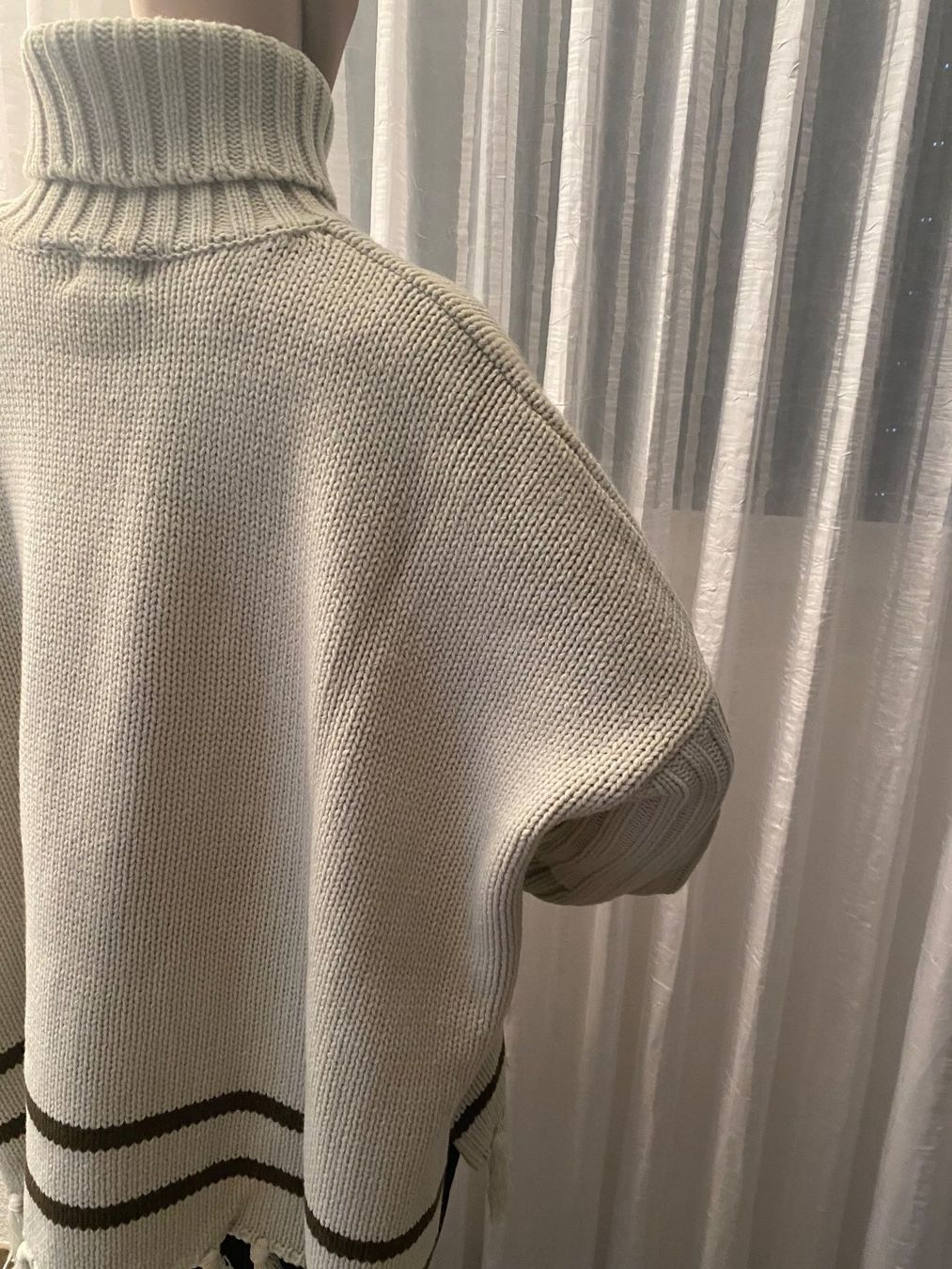 Maglioni & Felpe: perfekter Auftritt mit diesem Poncho-Pullover, 42/44 – Nuovo e nell'imballaggio originale da Winkel venduto da ferrari2022 7