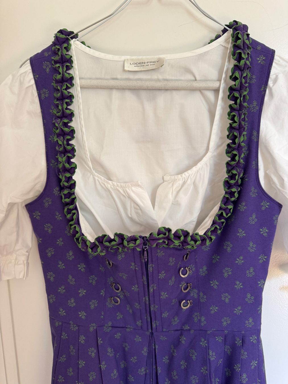 Robes: Dirndl Gr. 36 violett mit Bluse – D'occasion à Muri b. Bern par maeunzi123 2