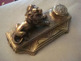 Schreibtisch Tintenfass aus Bronze mit Löwenfigur - Signiert