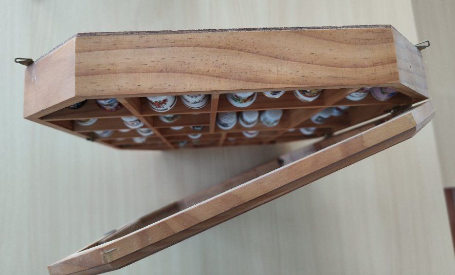 Tutte le decorazioni: Setzkasten mit Fingerhüten – Nuovo (secondo la descrizione) da Hunzenschwil venduto da MuellerAarau 3