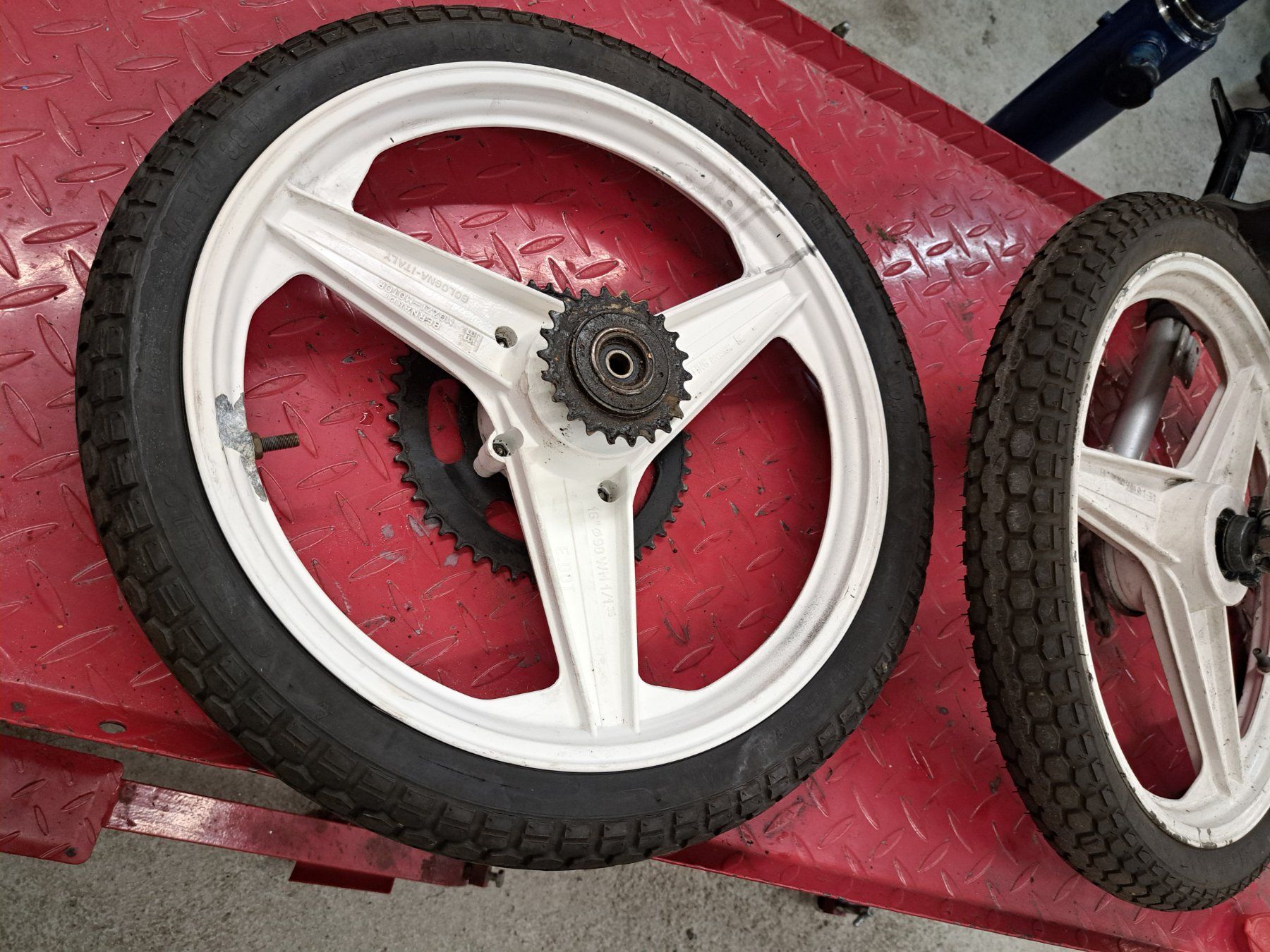 Puch Mofas: Zwei Puch Manet Räder mit Gabel – Gebraucht aus Holziken von Lenz-Driver 5