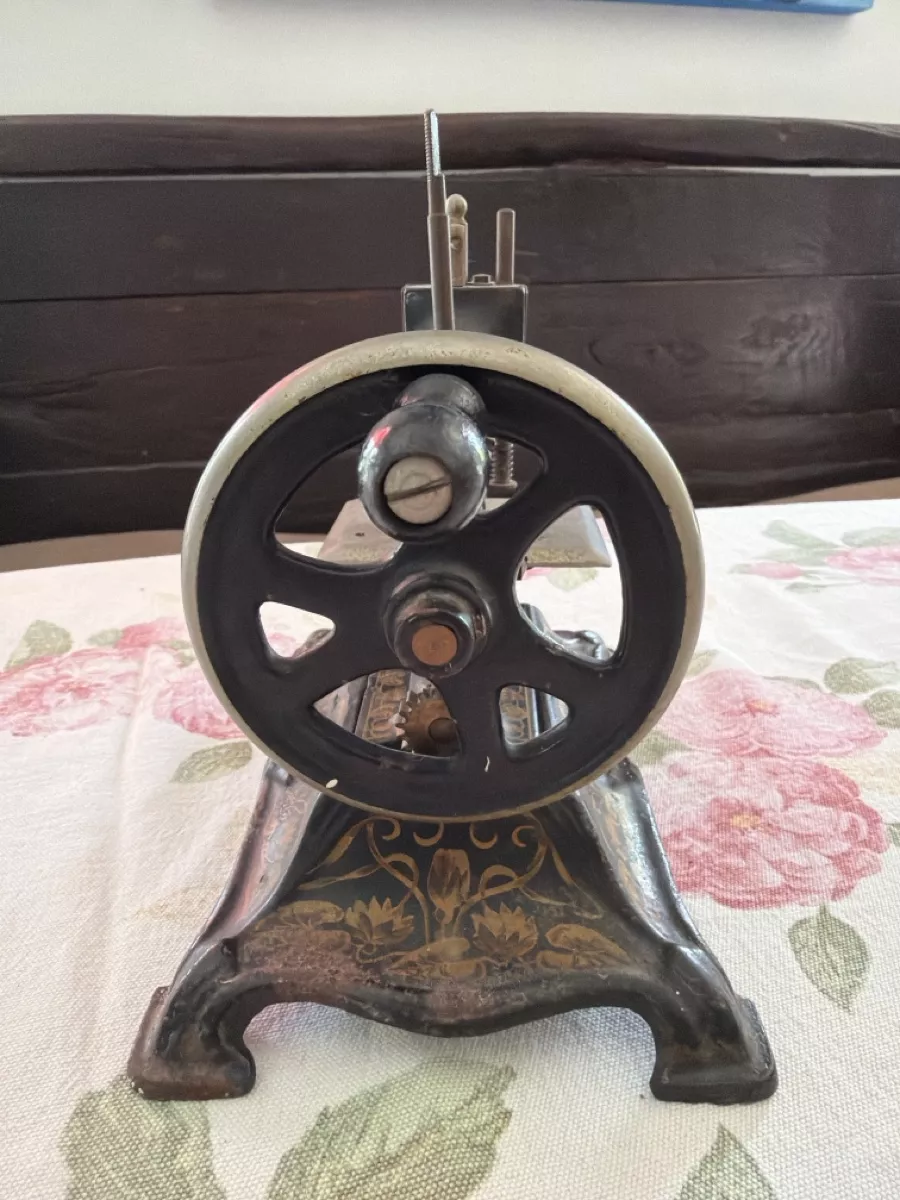 Macchine da cucire: Machine à coudre ancienne décorative – Usato da Vullierens venduto da gugu9 4