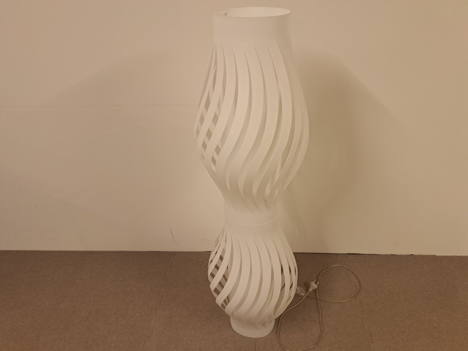 Lampade: Plastik- Design Lampe/ Stehlampe Wohnzimmer – Usato da Belp venduto da deal-now 2