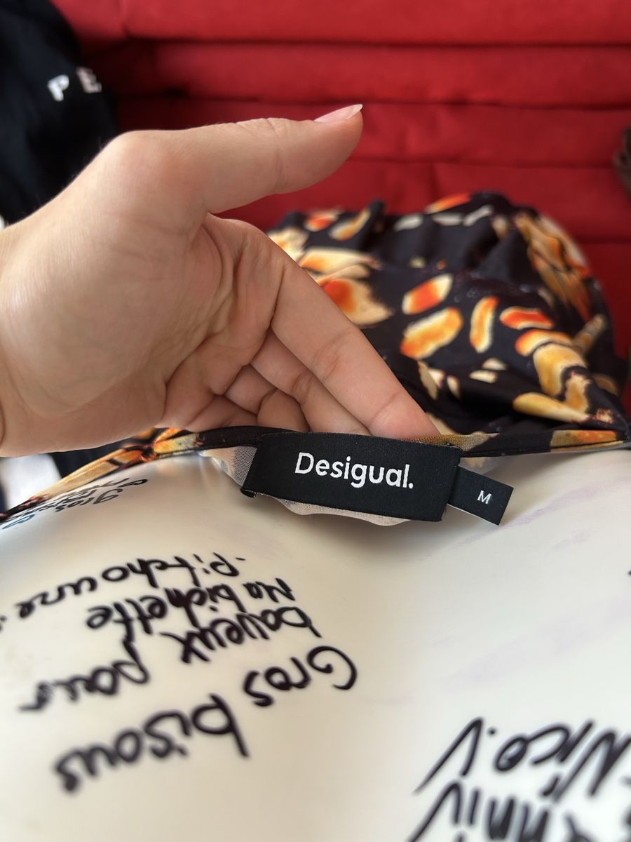 Desigual Tops: Haut Desigual à motif papillon  – Gebraucht aus Villars-sur-Glâne von jxs_2qh8 4