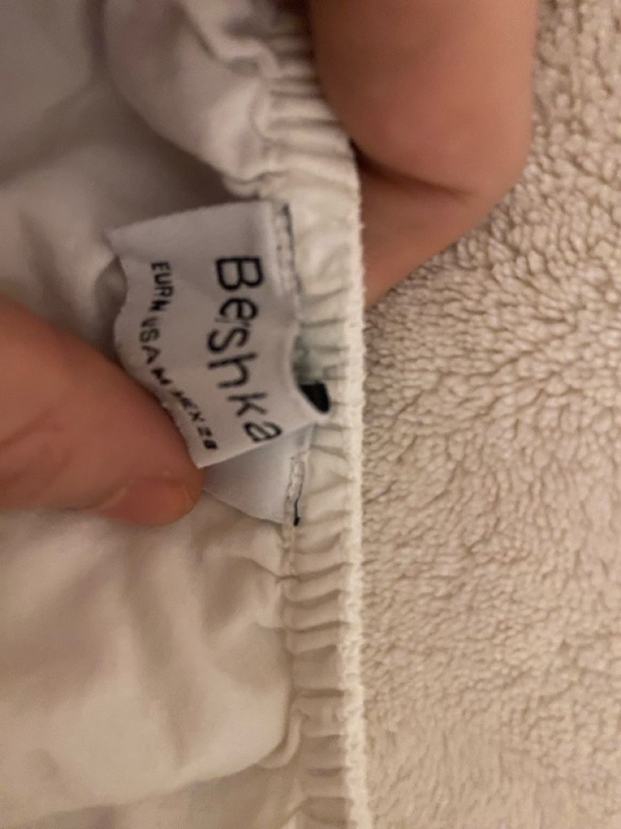 Bershka Top: Crop top blanc Bershka, dentelle, M – Usato da Vésenaz venduto da gau_v6pf 2