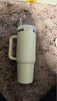 Becher mit Henkel und Trinkhalm hellbeige neu