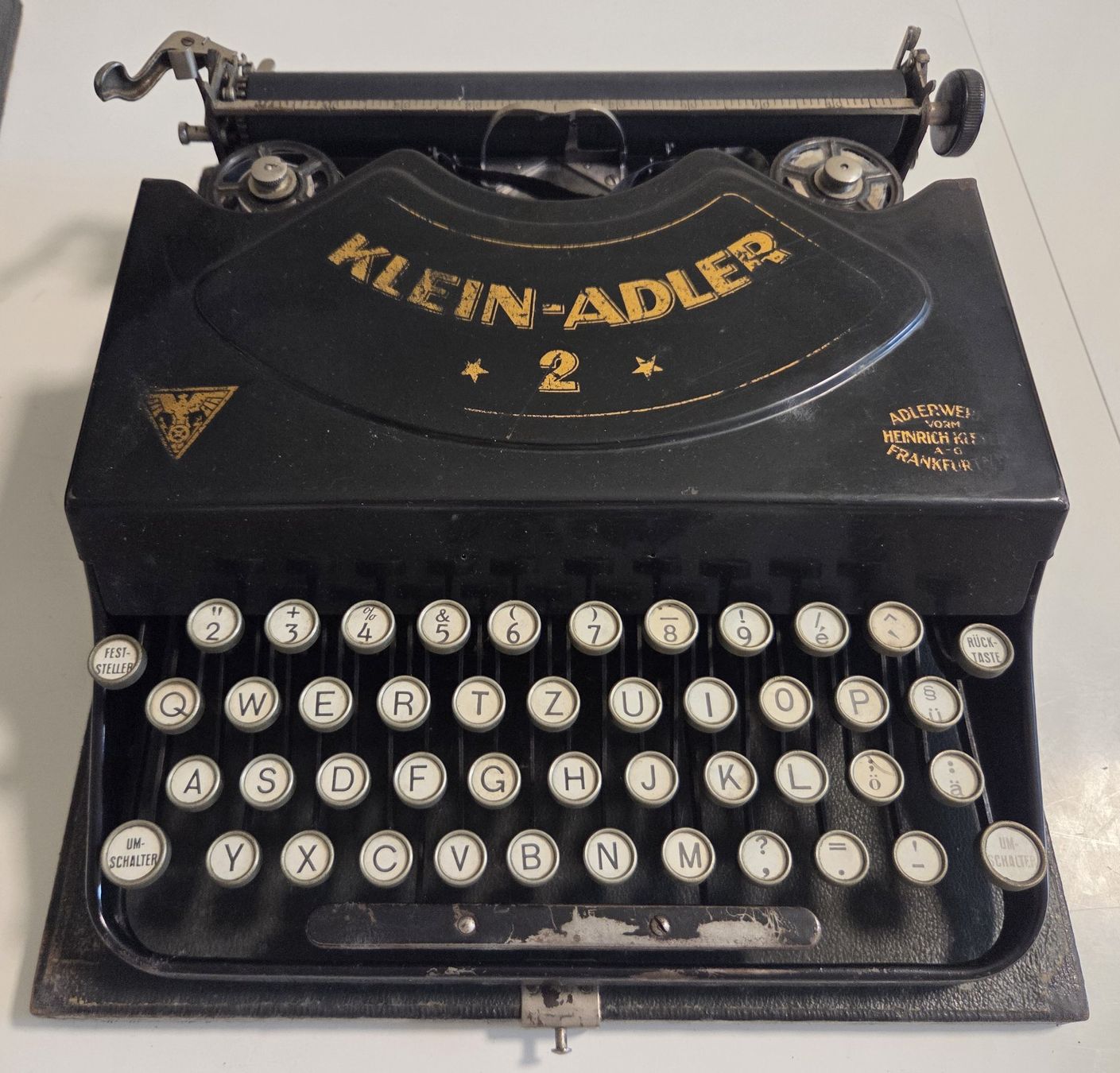 Adler Macchine da scrivere: Klein Adler 2, schreibmaschine mit Koffer – Usato da Bonstetten venduto da Leinadits