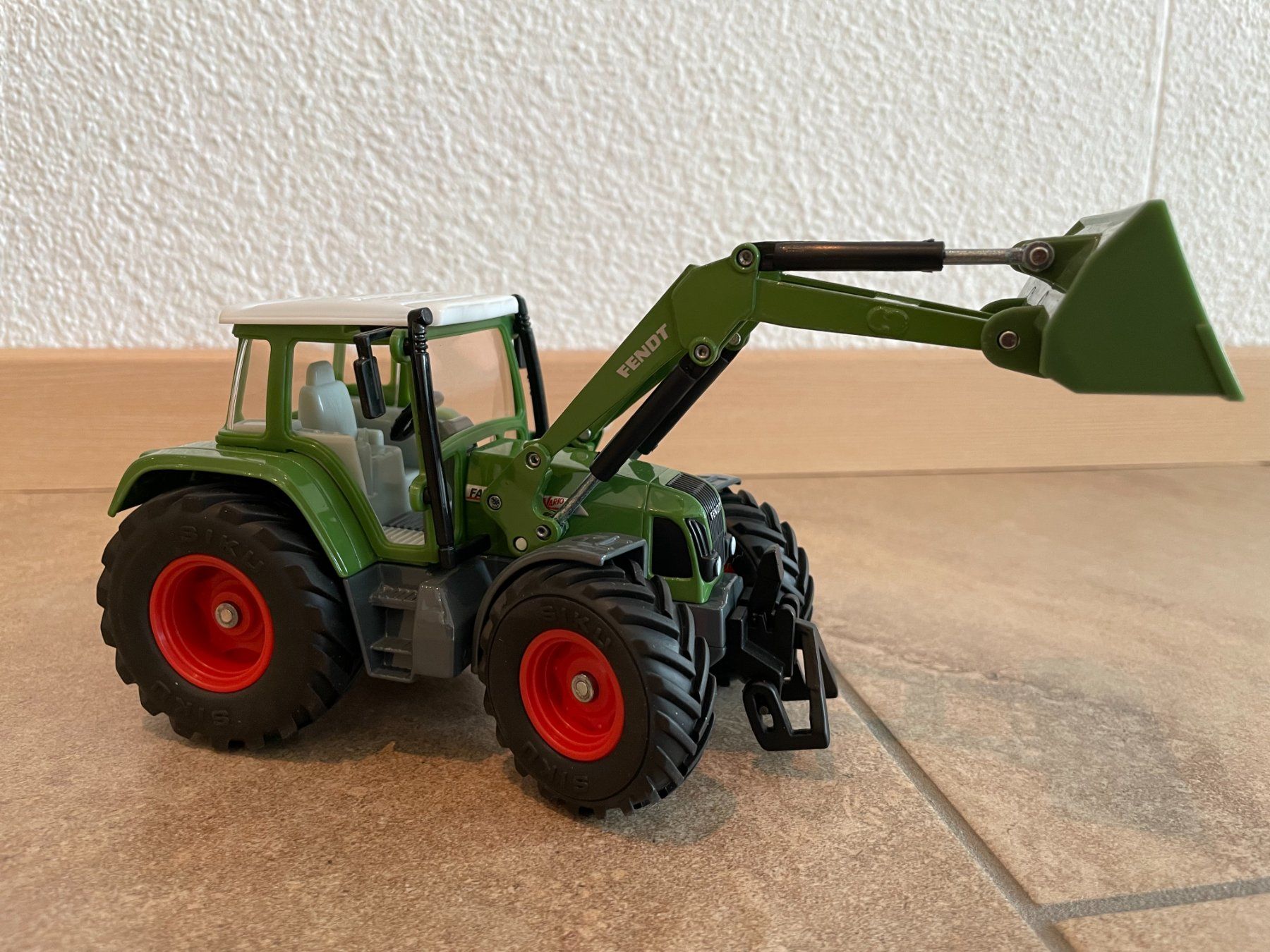 Fendt Trattori: SIKU Fendt Vario 714 – Nuovo e nell'imballaggio originale da Kreuzlingen venduto da Stefan1150 2