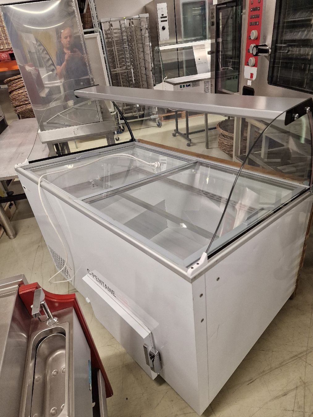 Allestimento di negozi e stand fieristici: Gelateria vitrine – Usato da Niederwangen BE venduto da HasGastrobedarf 3