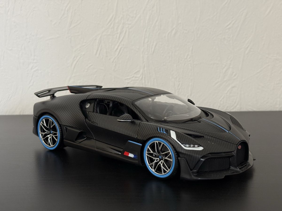 Bburago Voitures modèles: Bugatti Divo Carbon – Neuf (Voir description) à Steinhausen par Topmodelcarzug