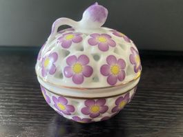 Durchbrochene Dose mit filigranem violetten Blumen-Deko