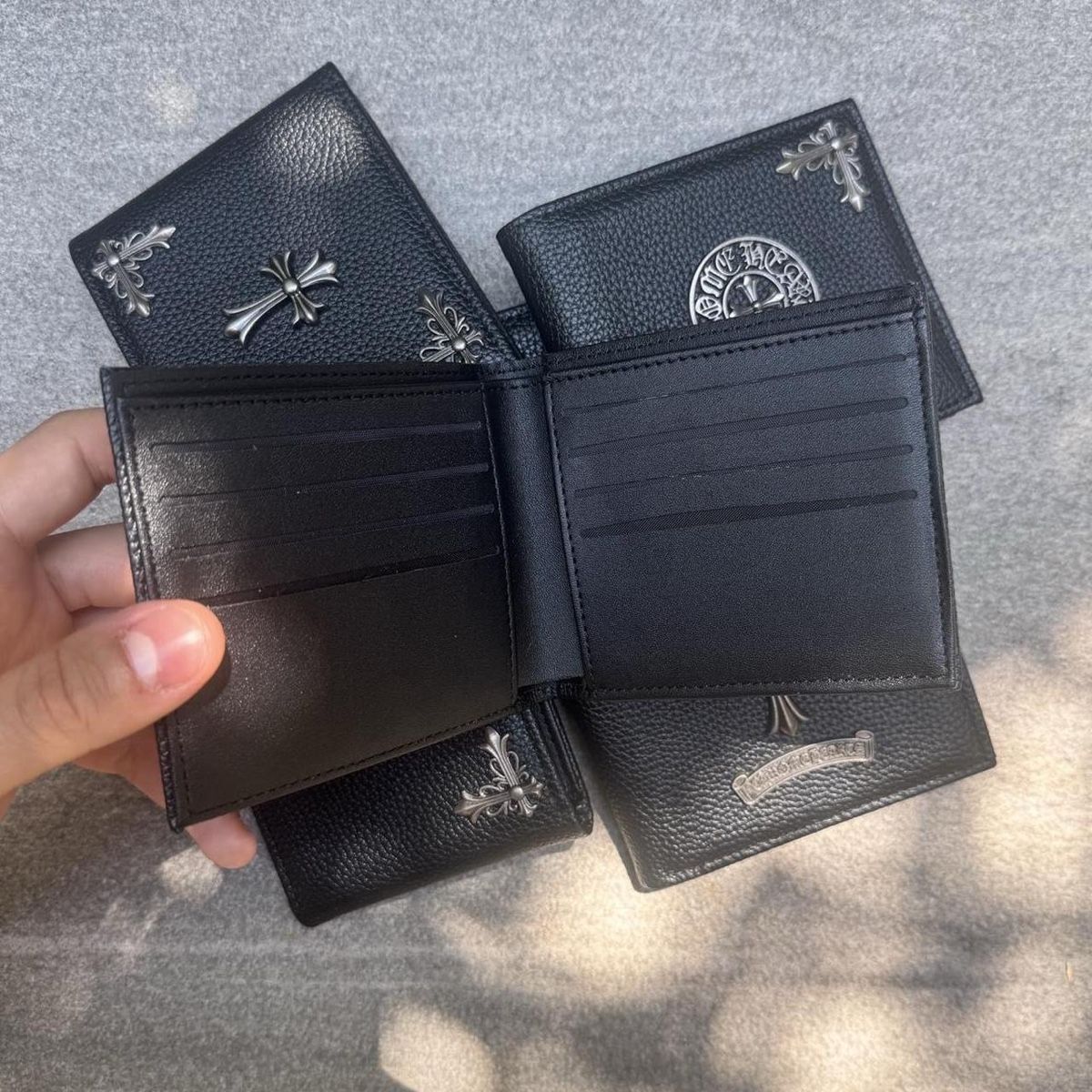 Chrome Hearts Portafogli: Gothic Cross Leather Wallet - Black with silver cross  – Nuovo e nell'imballaggio originale da Caviano venduto da reselleo21 2