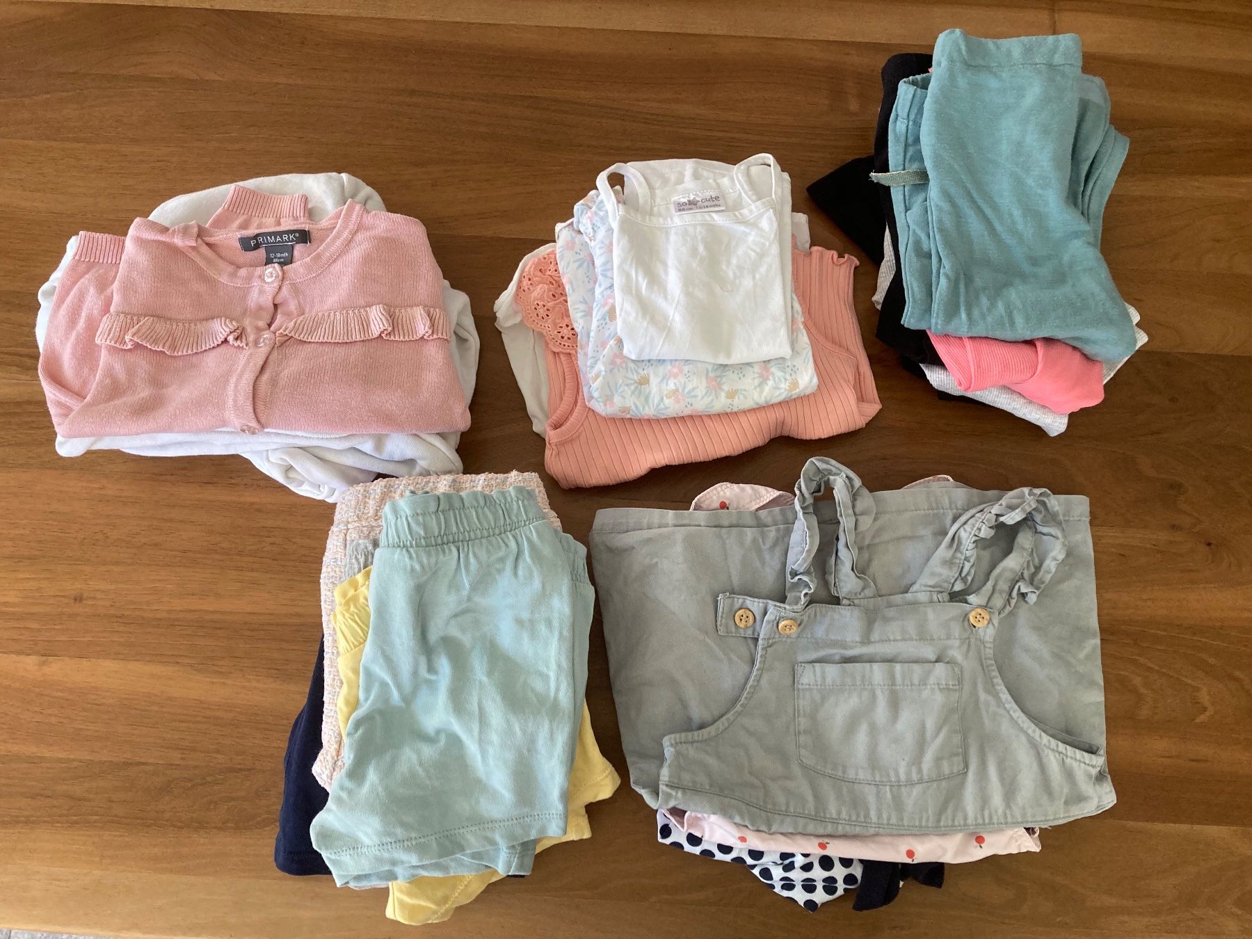 Lotti & Set di vestiti: Mädchen Paket Grösse 86 – Usato da Fieschertal venduto da Jordanja11