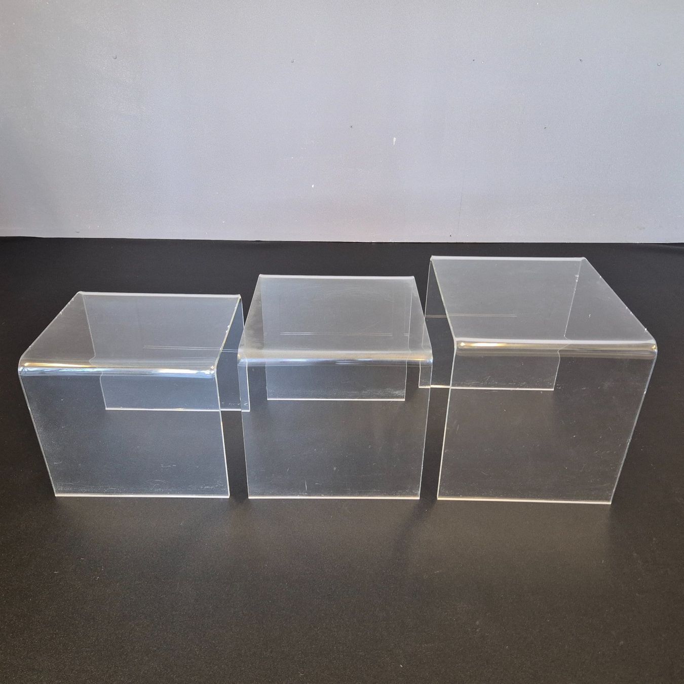 Tavoli: 3er Set 1980 Plexiglas Acryl Coffee-Table Beistelltisch – Usato da Nottwil venduto da Wondewa-Shop 3