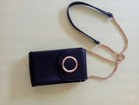 Ich verkaufe eine Handtasche in gutem Zustand. 