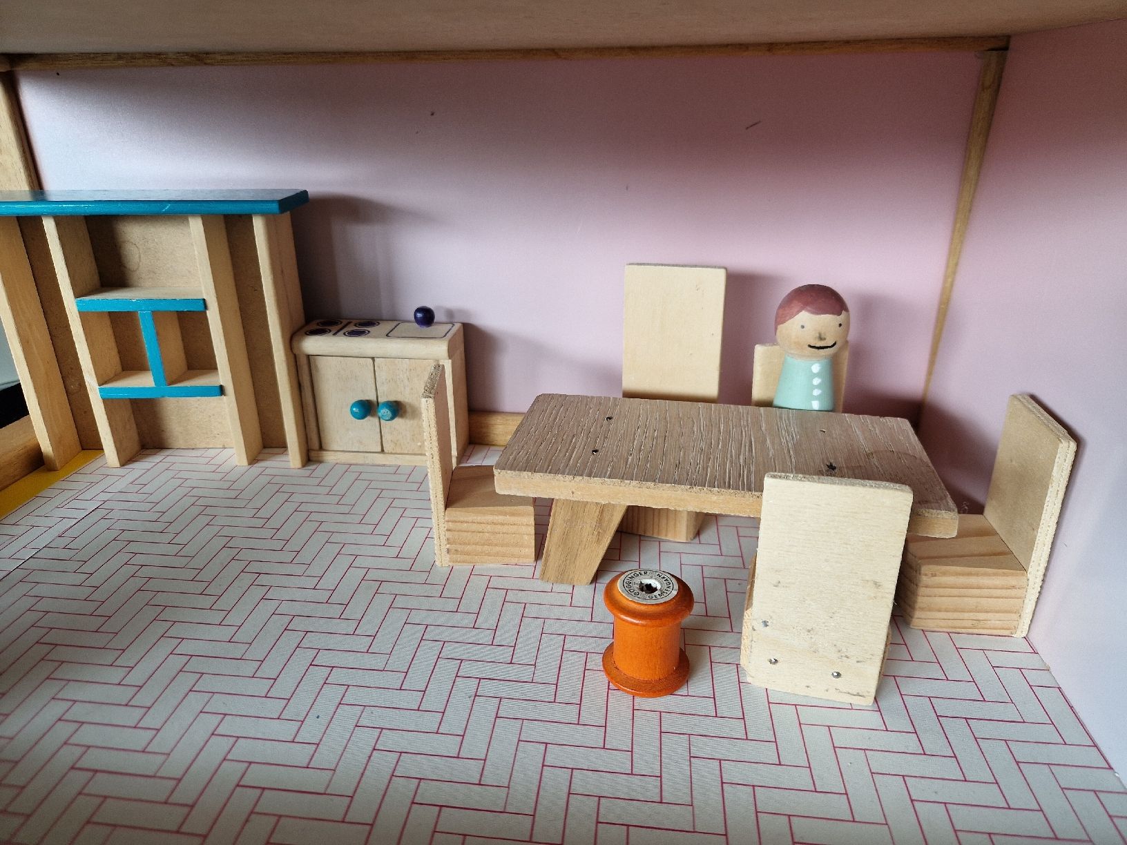 Case e mobili per bambole: Holzpuppenhaus mit Möbeln und Bewohner – Usato da Zug venduto da snussbaumer 1